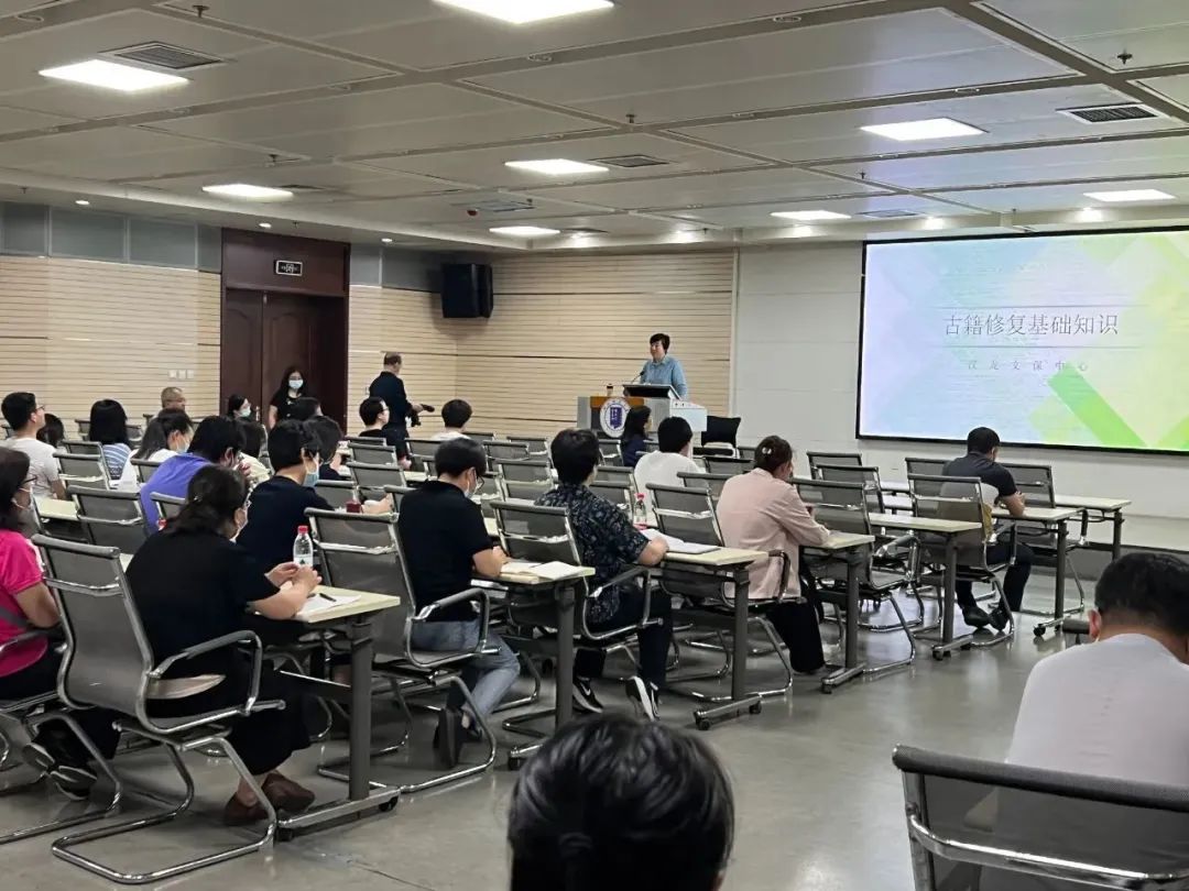 漢龍文保中心受邀在河北某高校舉辦古籍修復培訓