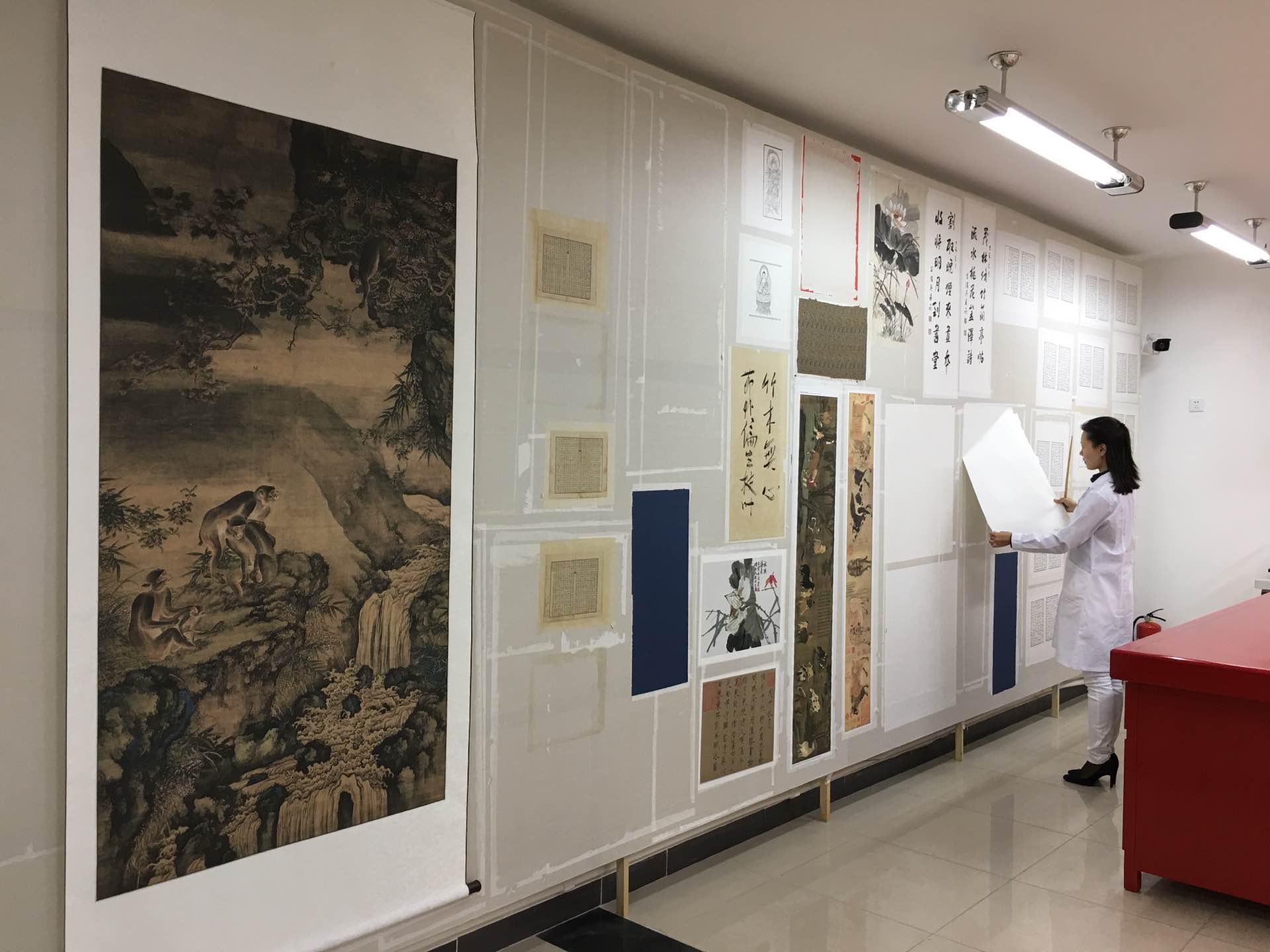 走進(jìn)漢龍文獻(xiàn)保護(hù)中心文獻(xiàn)修復(fù)室